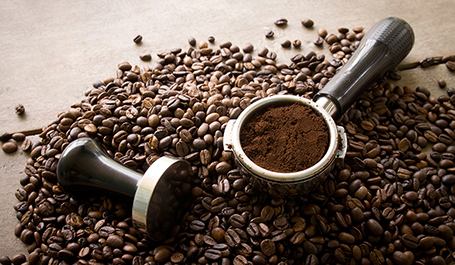 Der Andruck vom Kaffee - Sieb und Siebträger